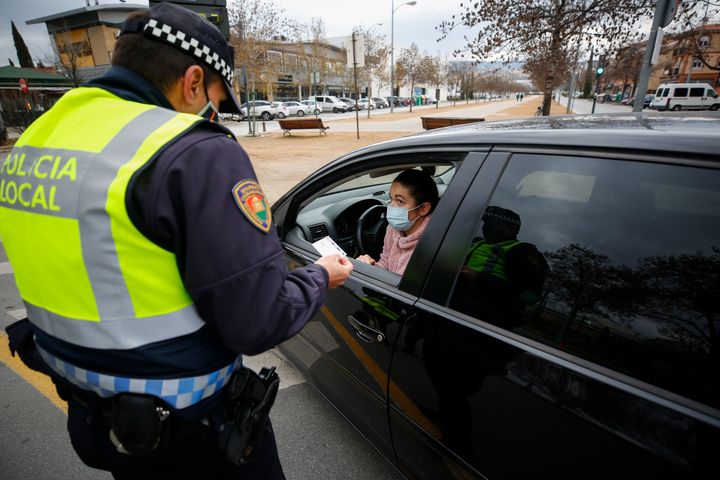Policía hablando con el conductor de un vehículo