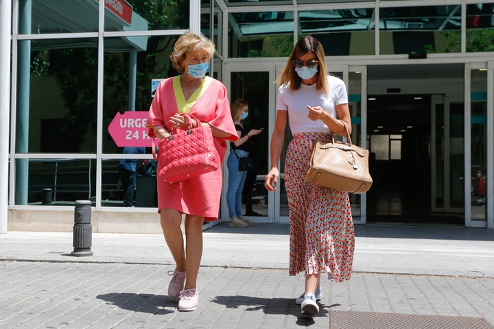 Mila Ximénez con su hija Alba Santana en junio en Madrid.