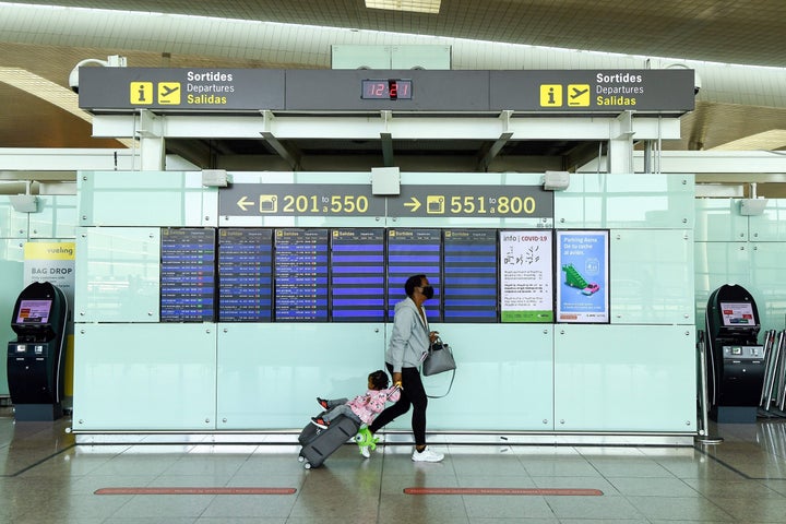 Una pasajera en el aeropuerto de Barcelona.