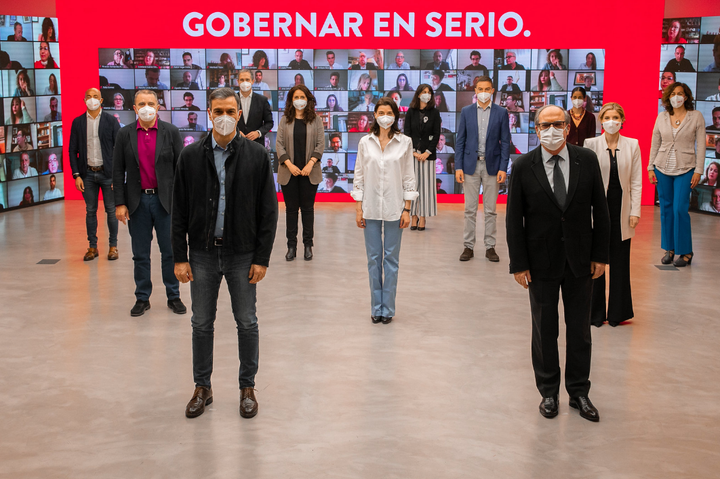 Sánchez posa con los candidatos del PSOE en Madrid