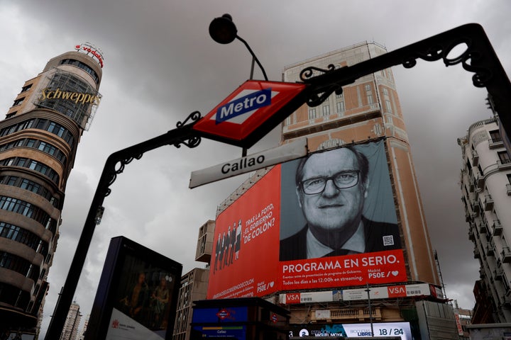 Cartel de Gabilondo en la plaza de Callao en Madrid
