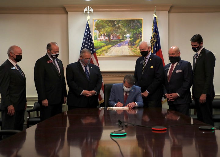 El gobernador de Georgia, Brian Kemp, firma la nueva ley de votación de su Estado.