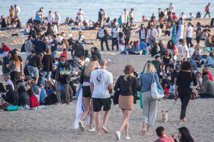 La playa de La Barceloneta, llena en abril
