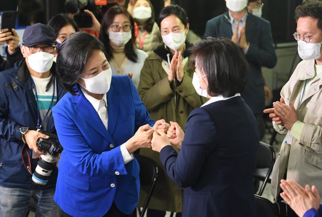 박영선 더불어민주당 서울시장 후보가 7일 오후 서울 종로구 안국동 캠프 사무실을 찾아 지지자들과 인사를 나누고 있다. 2021.4.7