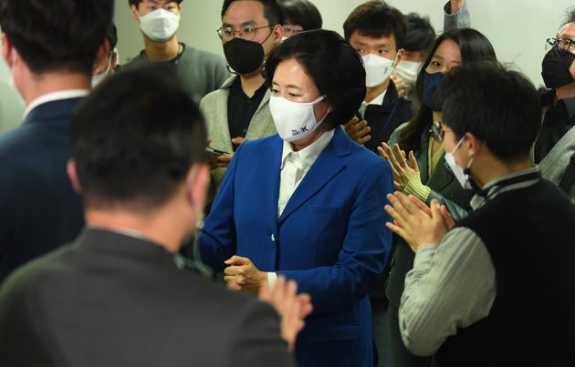 박영선 더불어민주당 서울시장 후보가 7일 오후 서울 종로구 안국동 캠프 사무실을 찾아 지지자들과 인사를 나누고 있다. 2021.4.7