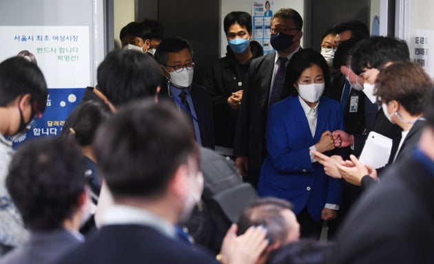 박영선 더불어민주당 서울시장 후보가 7일 오후 서울 종로구 안국동 캠프 사무실을 찾아 지지자들과 인사를 나누고 있다. 2021.4.7