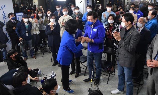 박영선 더불어민주당 서울시장 후보가 7일 오후 서울 종로구 안국동 캠프 사무실을 찾아 지지자들과 인사를 나누고 있다. 2021.4.7