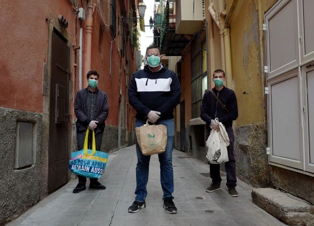 Bastien Gambaudo, Sofiane Ansal et Ugo Gambaudo font des courses pour les personnes âgées lors du 1er confinement à Nice, le 24 mars 2020. Un groupe d'une douzaine de jeunes hommes ont uni leurs efforts pour faire les courses et livrer des produits alimentaires à des personnes âgées isolées dans le quartier du Vieux-Nice. Cette initiative a été lancée par le comité de quartier du Vieux-Nice, une association pour créer une cohésion sociale dans le quartier. (Photo de VALERY HACHE/AFP via Getty Images)