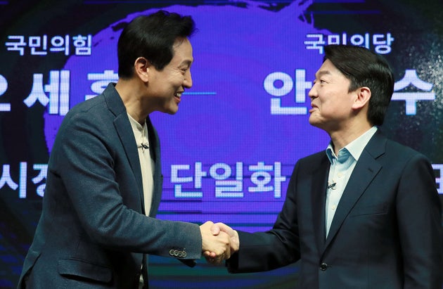 오세훈 국민의힘 서울시장 후보(왼쪽)와 안철수 국민의당 서울시장 후보가 15일 오후 서울 영등포구 더플러스 스튜디오에서 열린 단일화 비전발표회를 마친 뒤 인사를 나누고 있다. 2021.3.15