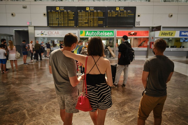 Varios jóvenes en el aeropuerto de Tenerife