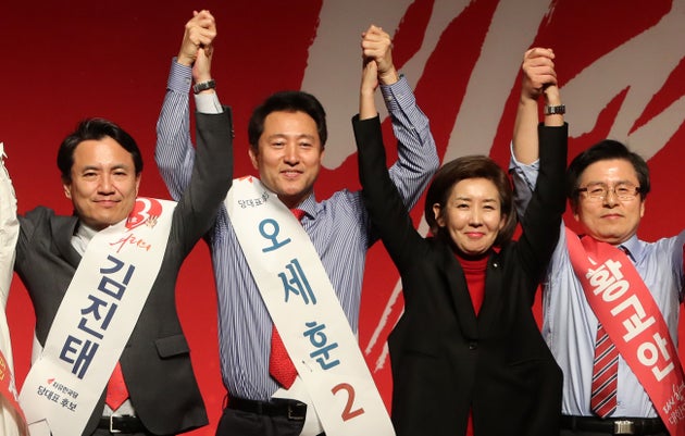 자유한국당 2.27전당대회 당 대표에 도전하는 김진태(왼쪽부터),오세훈, 황교안 후보가 18일 대구 엑스코에서 열린 대구·경북 합동연설회에서 단상에 올라 나경원 원내대표와 손을 맞잡아 들어올리고 있다.2019.2.18