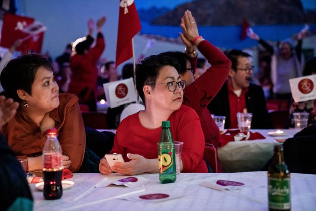 Des membres du parti de IA (Inuit Ataqatigiit), grand gagnant des élections lors de l'attente des résultats le 6 avril 2021