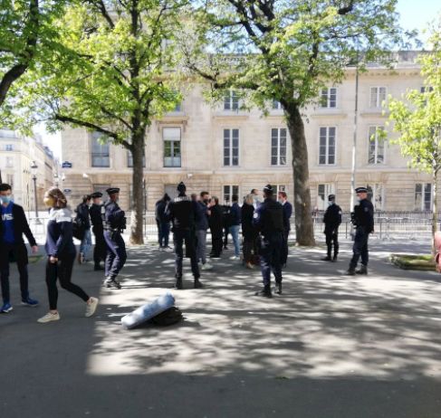 Des députés verbalisés (et agacés) après un débat devant l'Assemblée