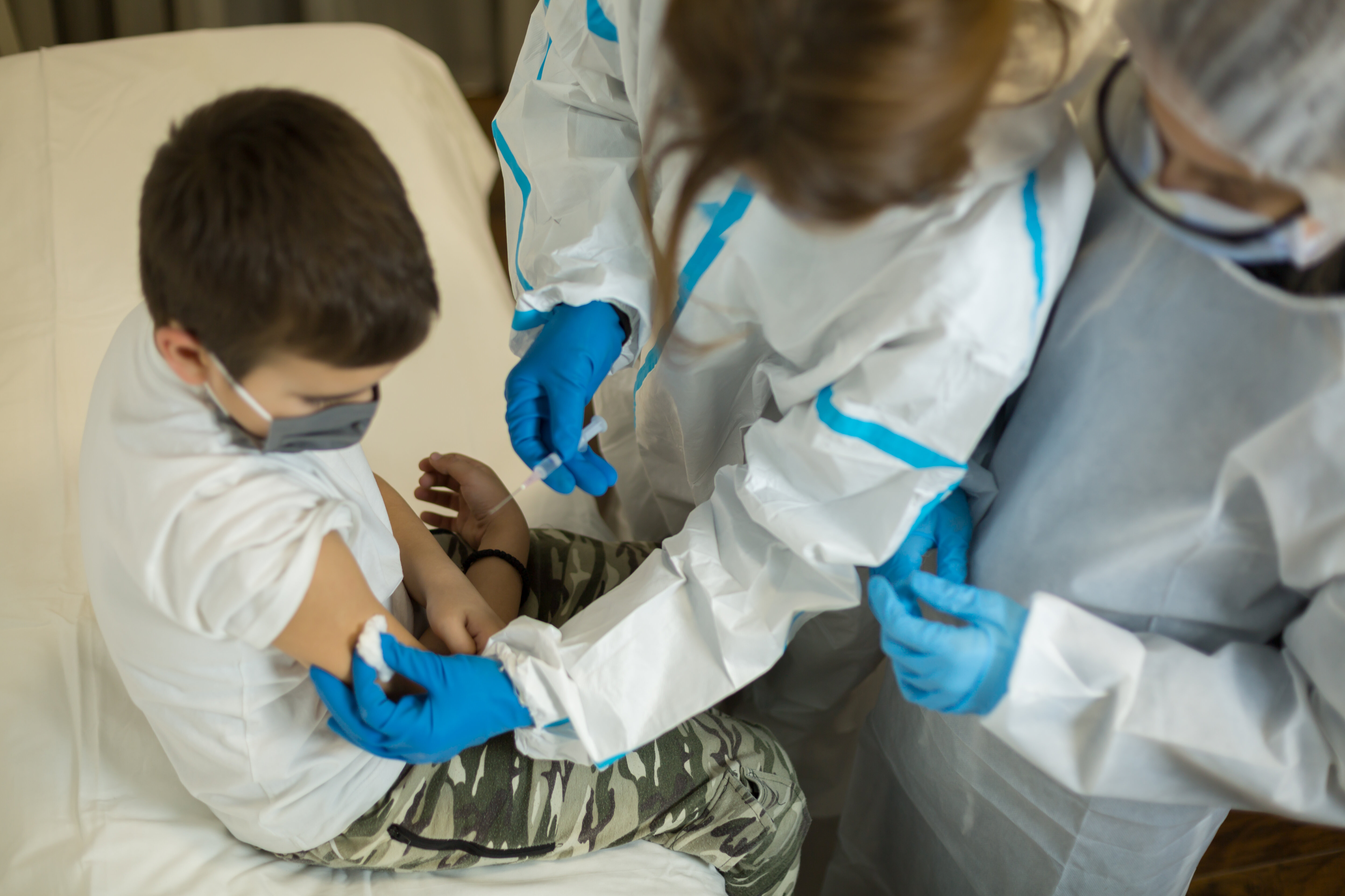 Covid: faut-il vacciner les enfants pour un retour à la vie normale en septembre?