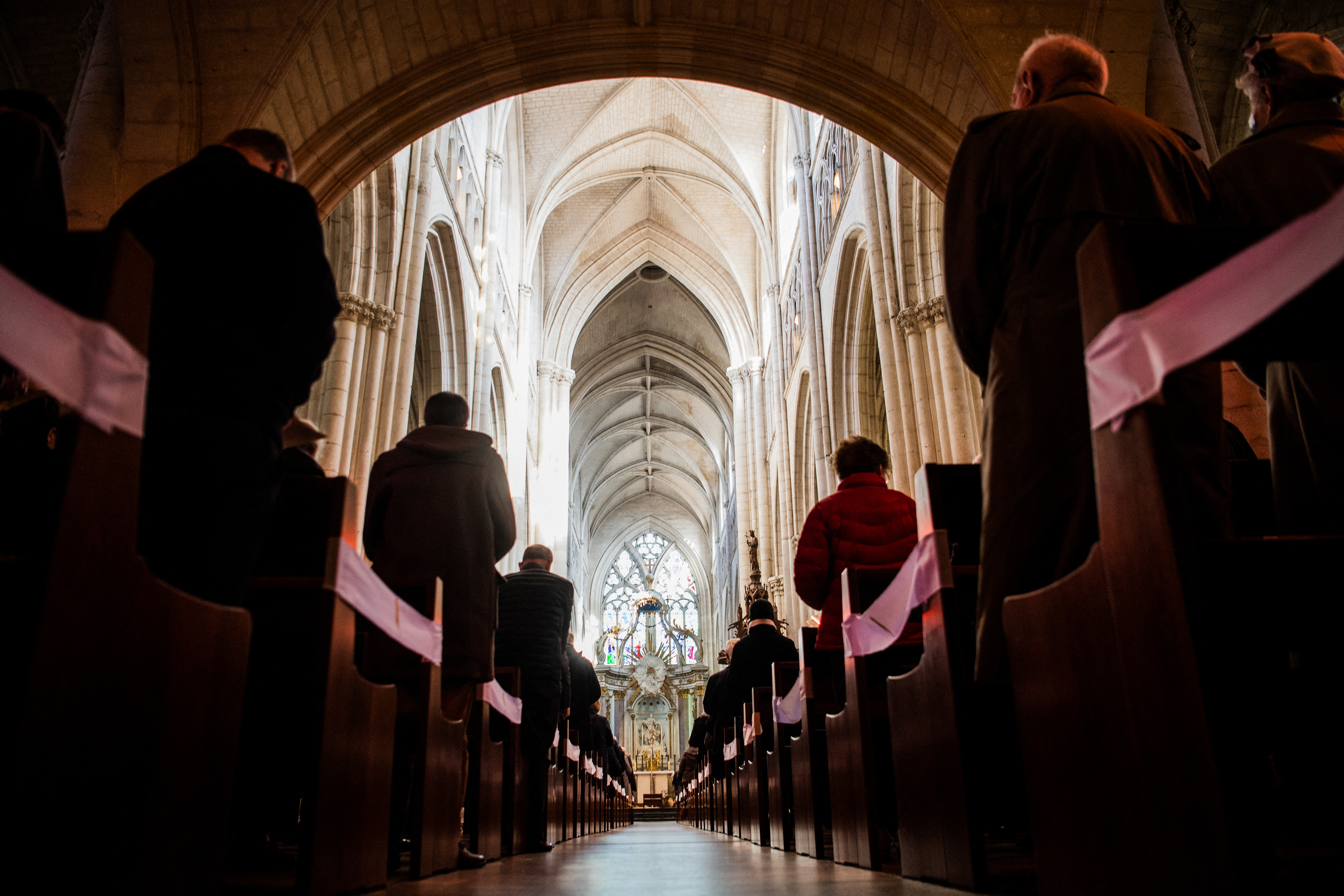 À l'église de Reims, 2 messes de Pâques sans masque ni gestes barrières