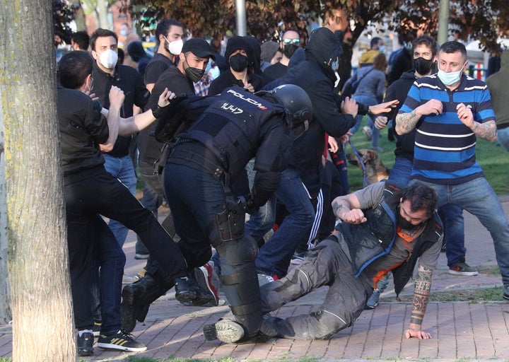 La Policía carga contra los manifestantes congregados en Vallecas para protestar por el acto de precampaña de Vox.