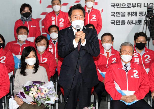 오세훈 국민의힘 서울시장 후보가 8일 새벽 서울 여의도 국민의힘 중앙당사에 마련된 개표상황실에서 당선이 확실해지자 당선 소감을 밝히고 있다.