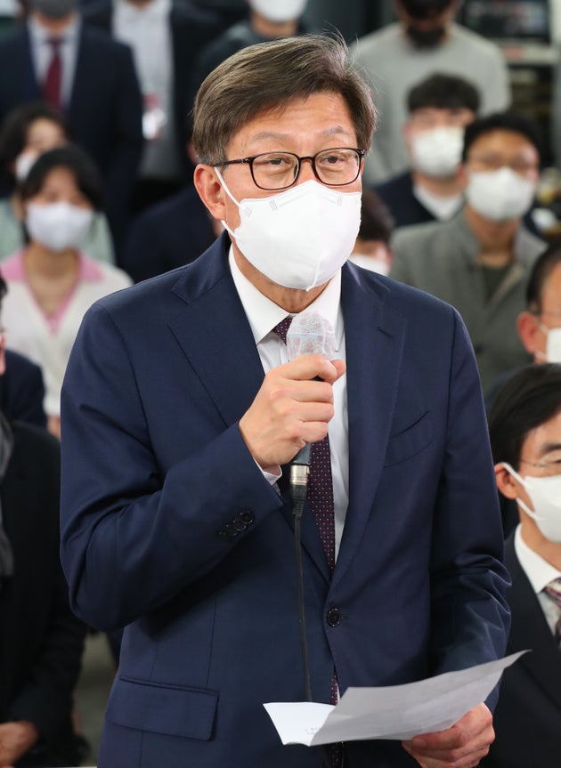 박형준 국민의힘 부산시장 후보가 7일 오후 부산진구 선거사무소에서 4·7재보궐선거 당선이 확실시 되자 소감을 밝히고 있다.