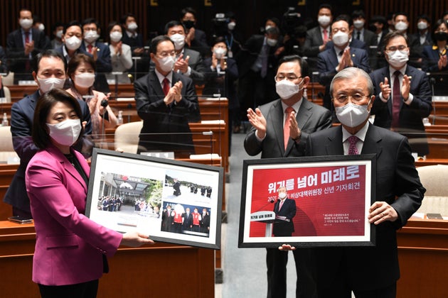 기념 액자를 들고 사진 촬영하는 김종인 위원장. 2021.4.8