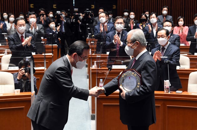 김종인 위원장에게 감사패를 전달하는 주호영 원내대표. 2021.4.8