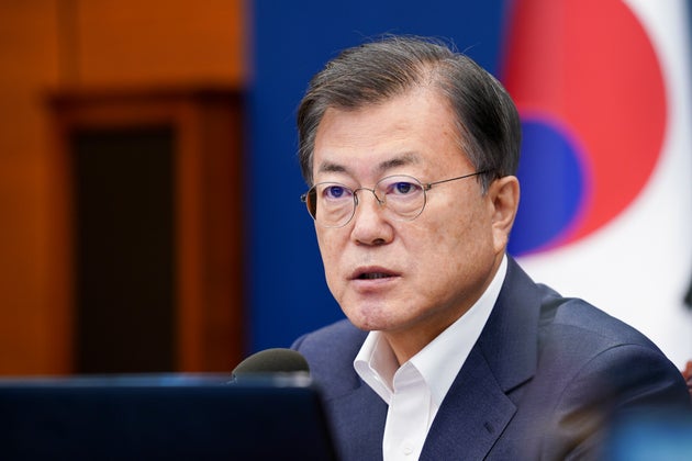 문재인 대통령이 5일 청와대 여민관에서 열린 수석·보좌관 회의를 주재하고 있다.