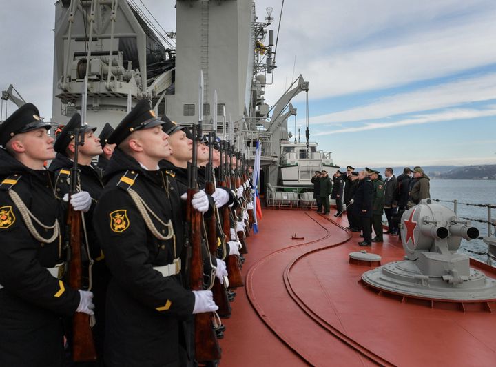 Ο Ρώσος πρόεδρος Βλ. Πούτιν συμμετέχει σε ασκήσεις του πολεμικόύ ναυτικού στη Μαύρη Θάλασσα