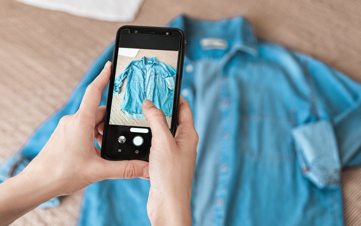 A través de plataformas como Wallapop los usuarios pueden fotografiar lo que ya no usan y ponerlo a la venta.