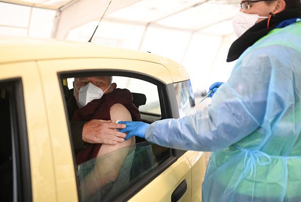 Γερμανία. Ιατρικό προσωπικό κάνει εμβολιασμούς σε οδηγούς, σε εγκαταστάσεις 