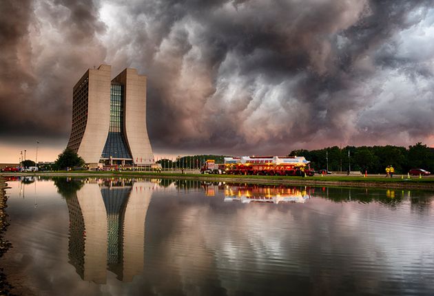 Devant les appareils de mesures des scientifiques du Fermilab, aux Etats-Unis, le muon, minuscule élément subatomique cousin de l'électron, a désobéi aux lois du “modèle standard”, la bible théorique qui régit notre compréhension du monde.