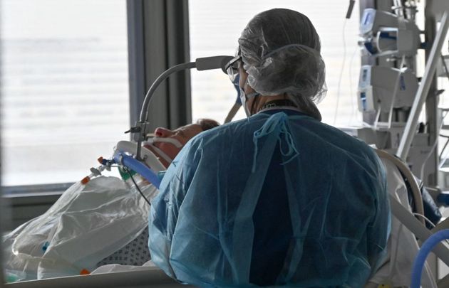 Un patient sous assistance respiratoire dans le service de soins intensifs de l'hôpital de Valenciennes...