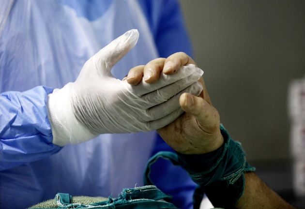 Στη ΜΕΘ του νοσοκομείου Σωτηρία ο εντατικολόγoς Κωστής Ποντίκης αφυπνίζει COVID-19 ασθενή από τεχνητό κώμα. Εκείνος ανταποκρίνεται στο παράγγελμα του γιατρού και του σφίγγει το χέρι. Αθήνα, 17 Απριλίου 2020