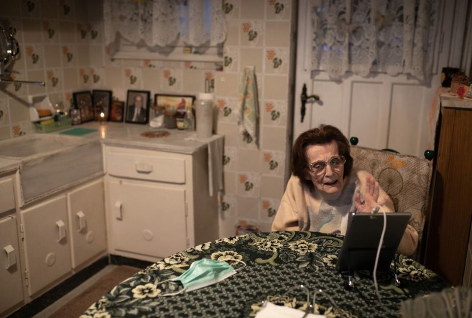 Η κυρία Κωνσταντίνα Βαβουράκη, 85 ετών, συνομιλεί με την εγγονή της μέσω βιντεοκλήσης κατά τη διάρκεια...