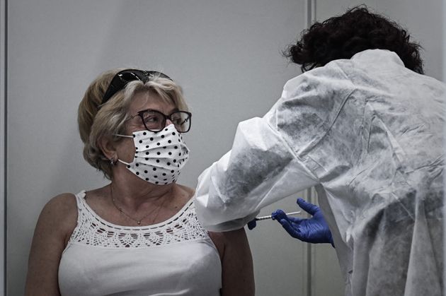 Une femme se fait vacciner avec Pfizer/BioNtech au centre de vaccination contre le Covid-19 au parc des Expositions à Bordeaux le 8 avril 2021