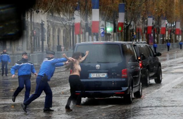 Une Femen perturbant le cortège de Donald Trump en route vers la cérémonie de commémoration du jour de l'armistice de 1918, à Paris, le 11 novembre 2018.