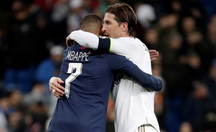 Mbappe y Ramos se abrazan tras un partido