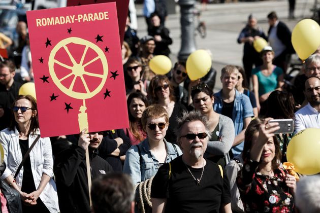 Un grupo de personas se manifiestan junto a la puerta de Brandemburgo en Berlín en el Día Internacional...