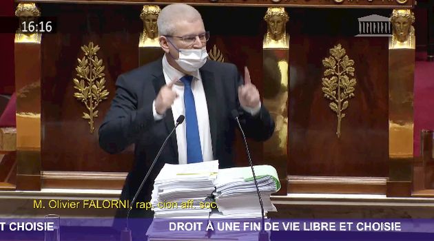 Olivier Falorni à la tribune de l'Assemblée nationale le 8 avril 2021, défendant sa loi sur l'euthanasie.