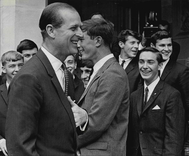 Le prince Philip a plusieurs fois défrayé la chronique avec ses propos déplacés (Image d'illustration: Le prince Philip ici entouré par des jeunes Britanniques en 1967)