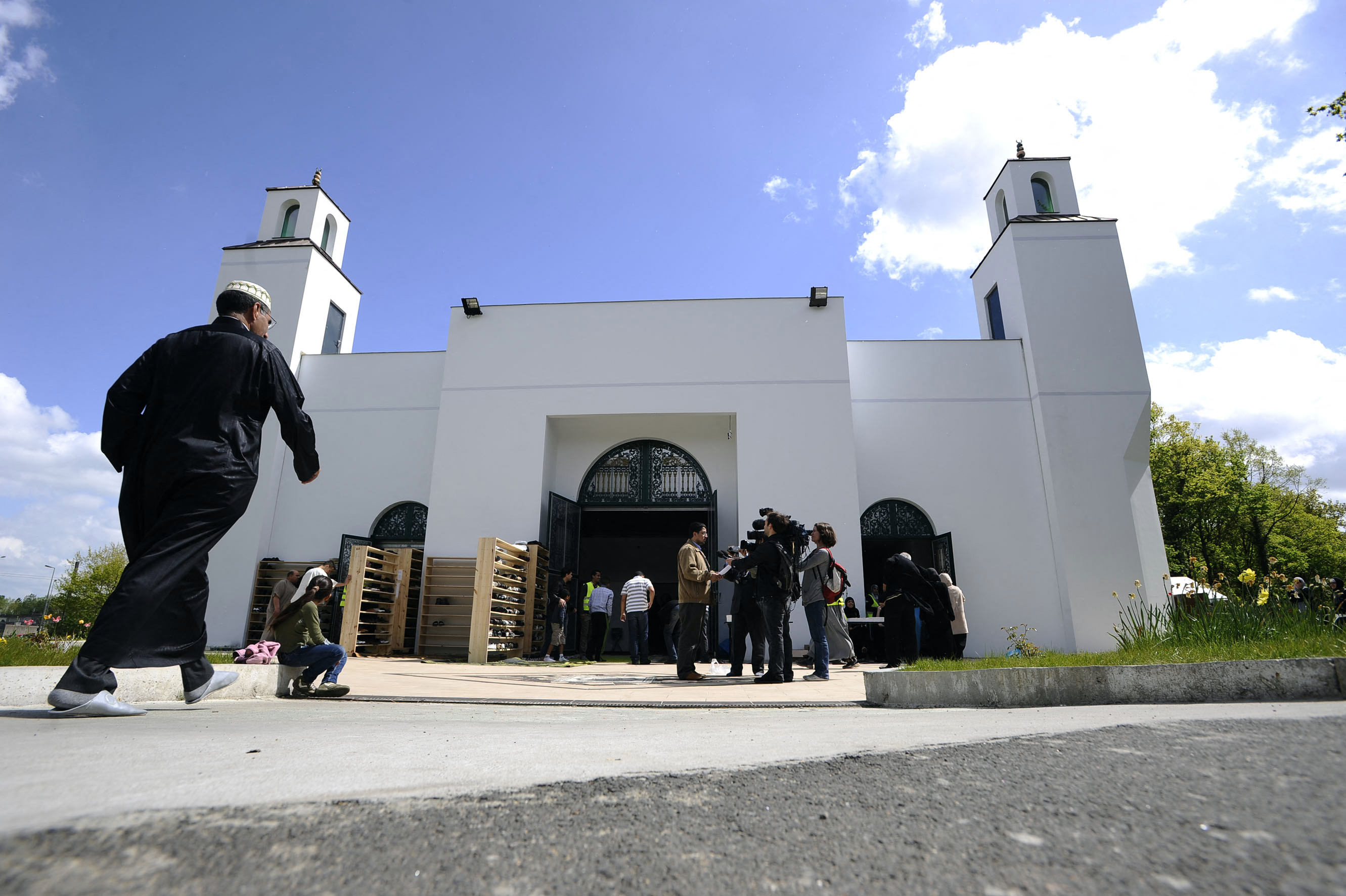 La porte d'une mosquée détruite par un incendie à Nantes, Darmanin dit son "plein soutien"