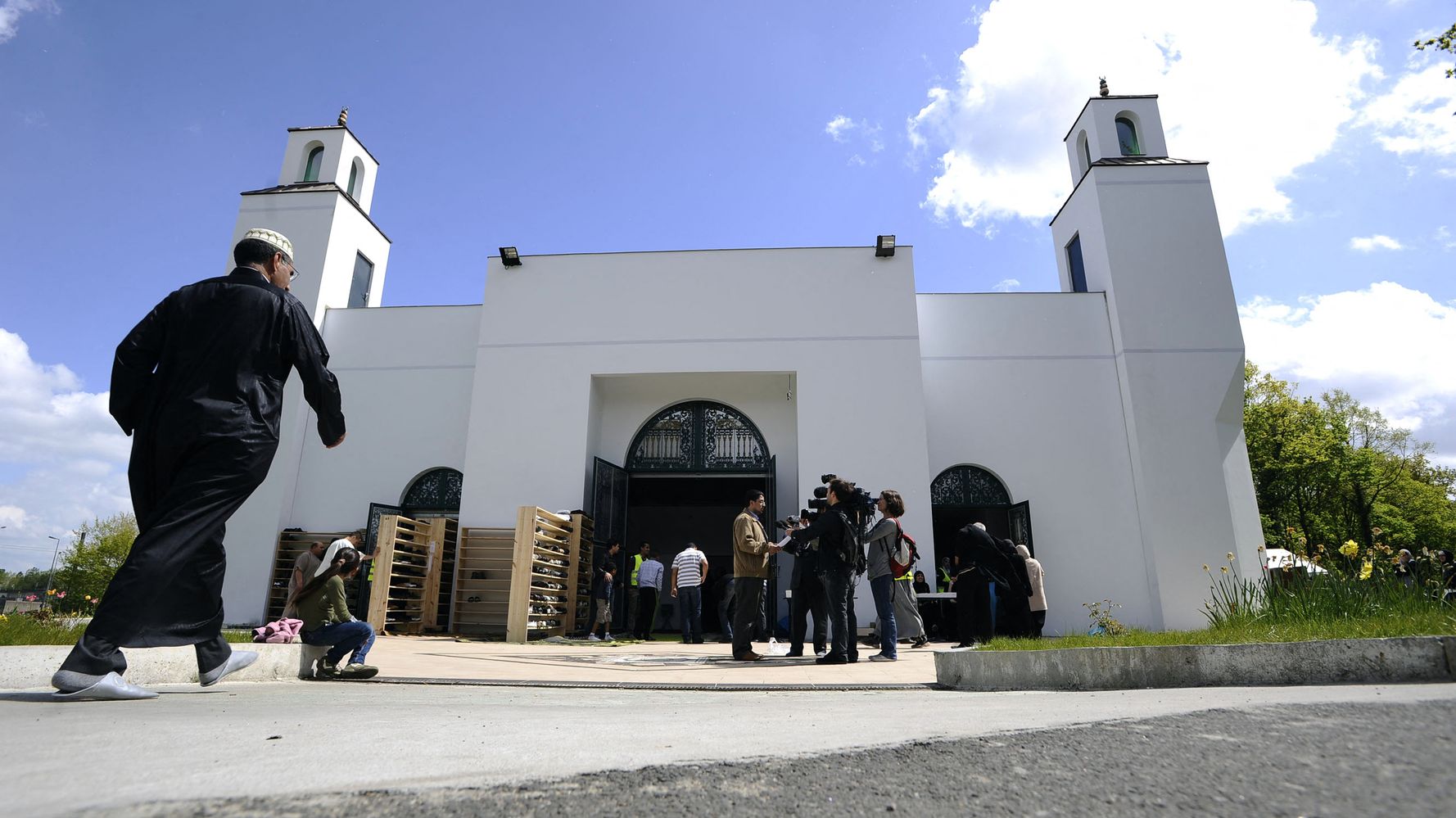 La porte d'une mosquée détruite par un incendie à Nantes, Darmanin dit son  