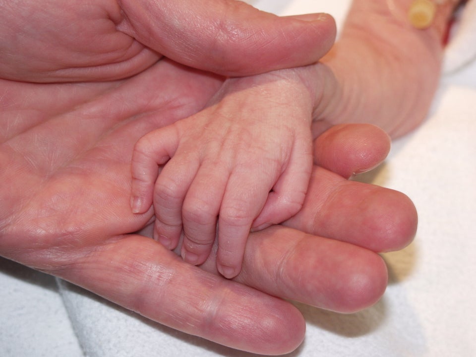 Ο Γιώργος Σαρρής κρατάει το χέρι ενός μικρού του ασθενή μετά την επιτυχή ολοκλήρωση μιας εξαιρετικά δύσκολης