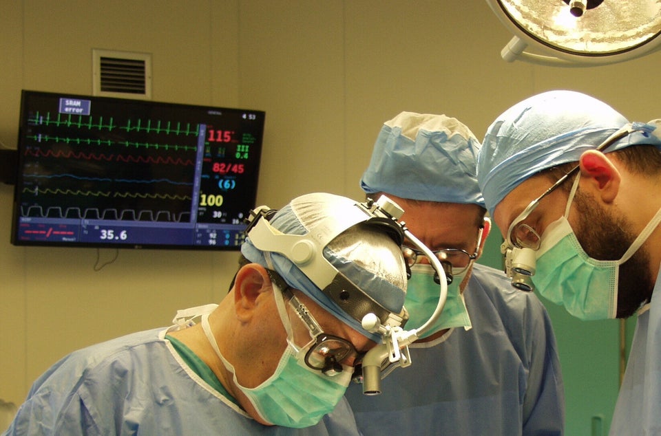 Ο κ. Σαρρής χειρουργεί μαζί με την ομάδα