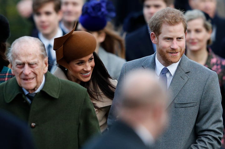 El duque de Edimburgo, Harry y Meghan a la salida de la misa de Navidad, en 2017