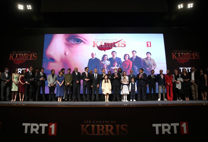 1η Απριλίου 2021 - Ο Τούρκος αντιπρόεδρος Φουάτ Οκτάβ μαζί με τον πρόεδρο του ψευδοκράτους Ερσίν Τατάρ και τον πρωθυπουργού του ψευδοκράτους Ερσάν Σανέρ μαζί με τον διευθυντή του Τουρκικού τηλεοπτικού καναλιού TRT Ιμπραχήμ Ερέν στην πρεμιέρα της προπαγανδιστικής τηλεοπτικής σειράς Μια φορά και ένα καιρό στην Κύπρο "Bir Zamanlar Kibris" (Once Upon a Time in Cyprus)