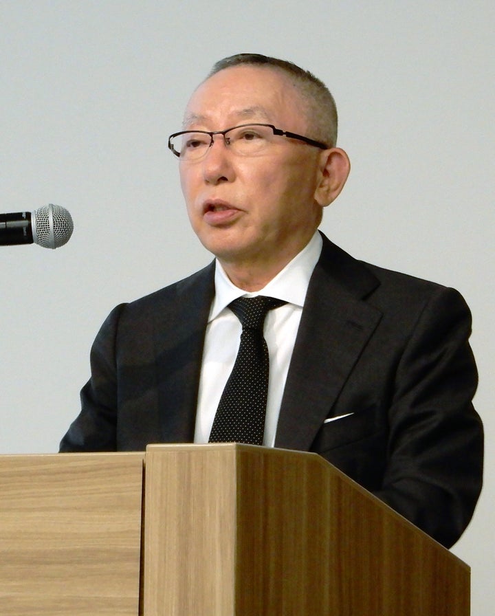 記者会見するファーストリテイリングの柳井正会長兼社長