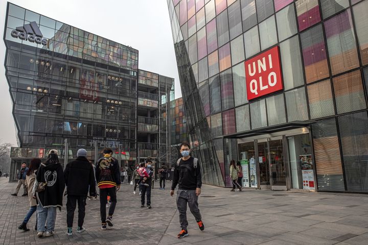 中国の北京にある三里屯のショッピングエリアにあるユニクロの店舗