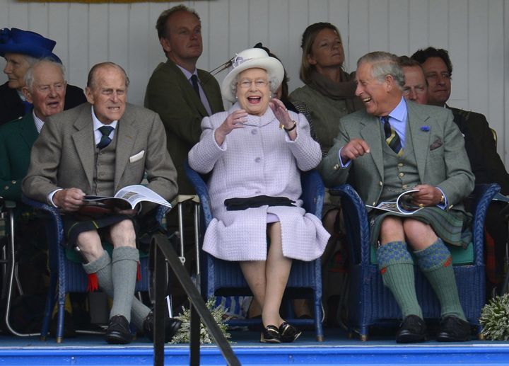 スコットランドで開かれたハイランドゲームズに参加した、フィリップ殿下とエリザベス女王、チャールズ皇太子（2012年9月1日）