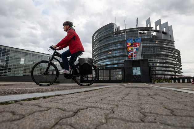 Un homme fait du vélo devant le Parlement européen à Strasbourg, dans l'est de la France, le 6 octobre 2020