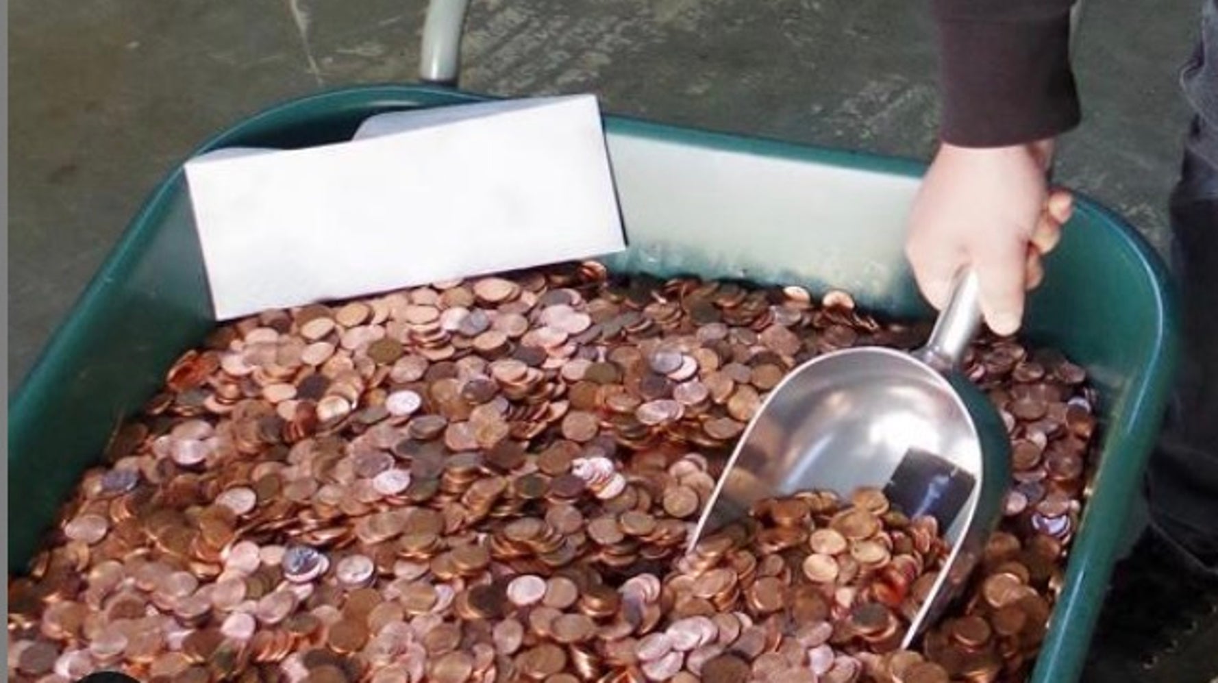 給与をすべて1セント硬貨で支払われた従業員。頭を抱えるも救世主が現れる | ハフポスト WORLD