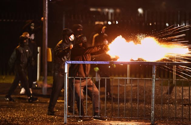 Τι συμβαίνει στη Βόρεια Ιρλανδία και γιατί αναζωπυρώθηκε μια μάχη